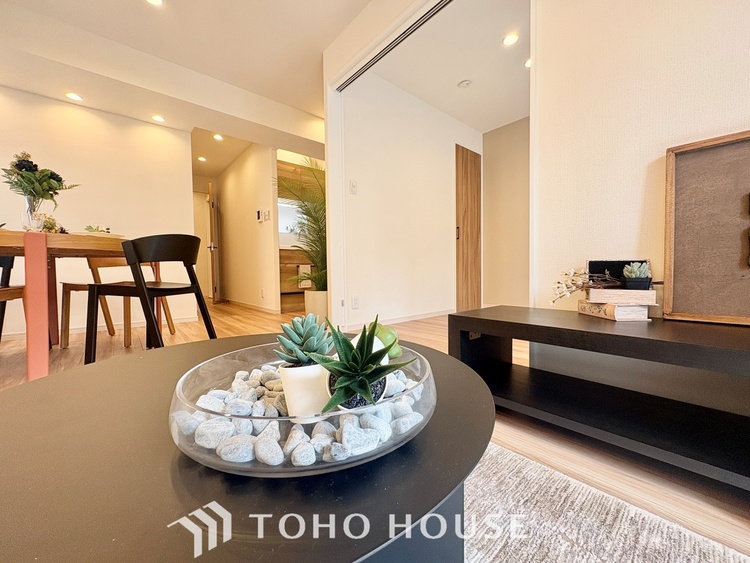 内装 【LIVING】◆扉を◆開くとこの景色。家族の”おかえり”の声が聞こえてきそう。