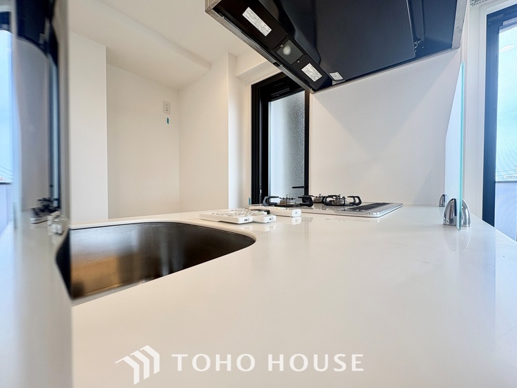 キッチン 【KITCHEN】◆開放的◆後片付けが楽なシステムキッチン。収納スペースの充実！