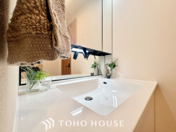 洗面 【WASHROOM】◆快適◆煌びやかな暮らしの中にも忘れたくない快適さ。大きな収納が助けてくれます。