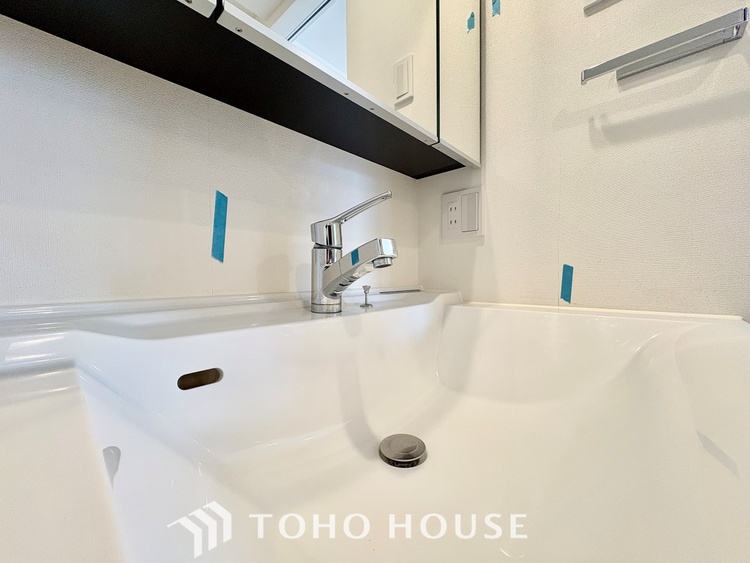 洗面 【WASHROOM】◆快適◆煌びやかな暮らしの中にも忘れたくない快適さ。大きな収納が助けてくれます。