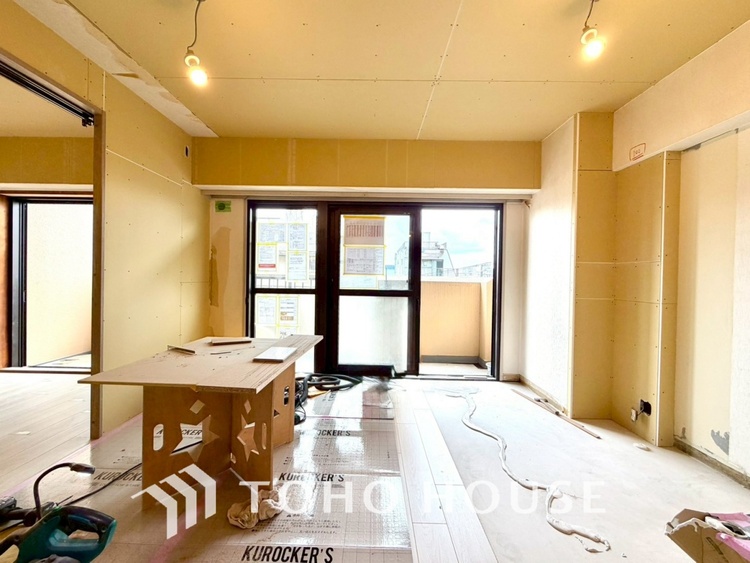 内装 現在改装中◆煌びやか◆愛おしい家族との団欒の時間をより一層幸せなものに感じさせる煌びやかなLDK。輝かしい毎日が待っています。※この画像の家具の配置には、CGによる加工を施しております。