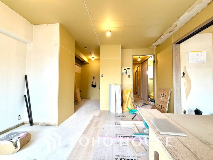 内装 現在改装中◆陽光◆が差し込む。この開放的なLDKに家族の笑顔が集う。家族が一緒に過ごす空間は明るく、そして居心地よく。