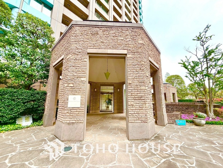 エントランス 【ENTRANCE】◆家族◆家で家族と過ごす時間は限られている。帰りを待つ家族の元へと急ぐときの弾む思い。そんな思いを引き立てる邸宅。