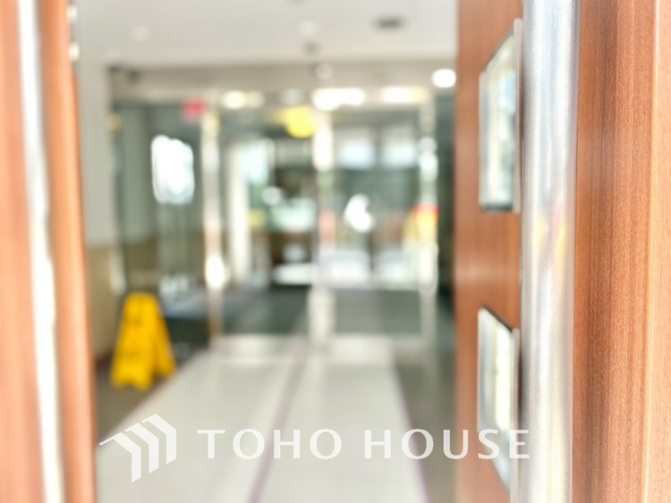 エントランス 【ENTRANCE】◆家族◆家で家族と過ごす時間は限られている。帰りを待つ家族の元へと急ぐときの弾む思い。そんな思いを引き立てる邸宅。