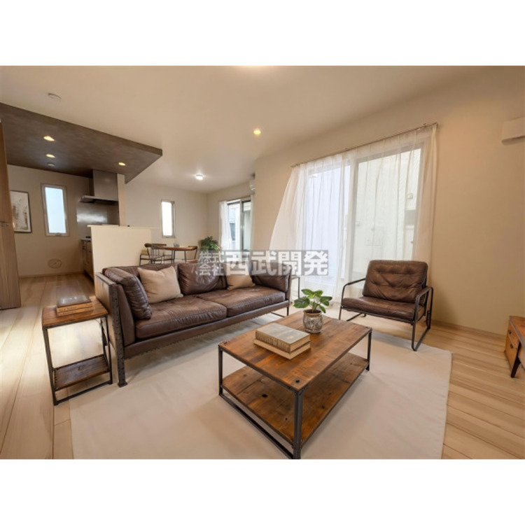 居間 【配置してある家具や小物はCGによるイメージです。】