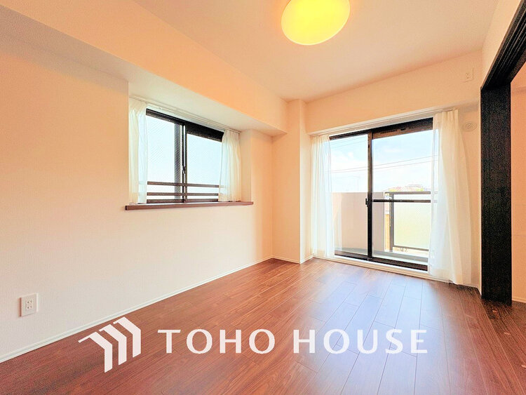 内装 採光もある洋室は、くつろぎのひと時を過ごすのにぴったり