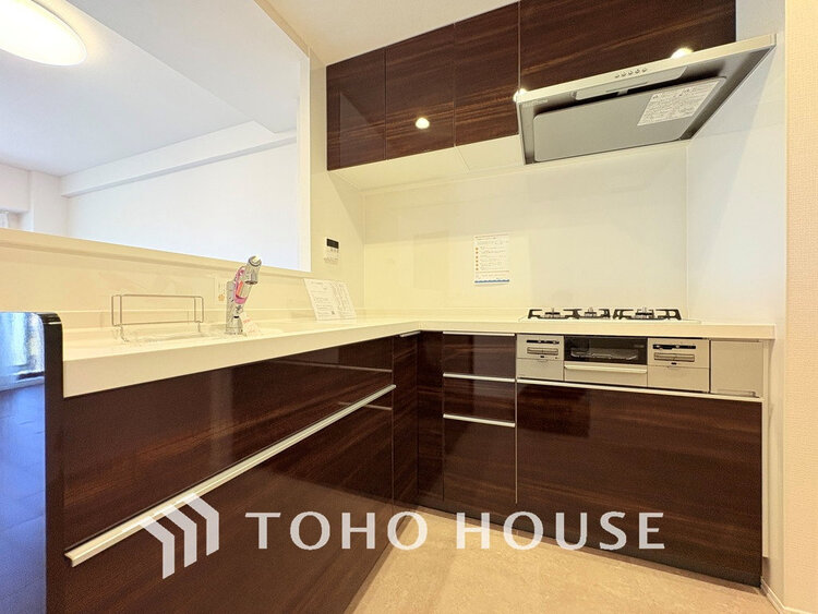 キッチン 落ち着きのあるカラーで統一された清潔感と気品が溢れるキッチン