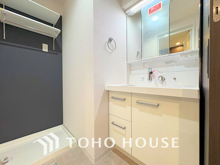 洗面 白を基調とした清潔感のある洗面室で朝の身支度を