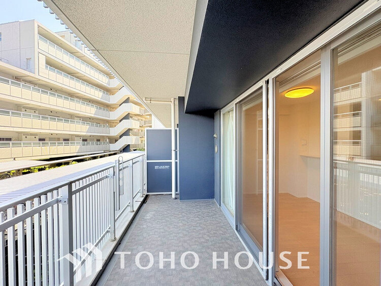 バルコニー 日当たりの良いバルコニーで晴れの日の洗濯物も楽しみになりますね