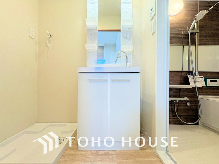 洗面 白を基調とした清潔感のある洗面室で朝の身支度を