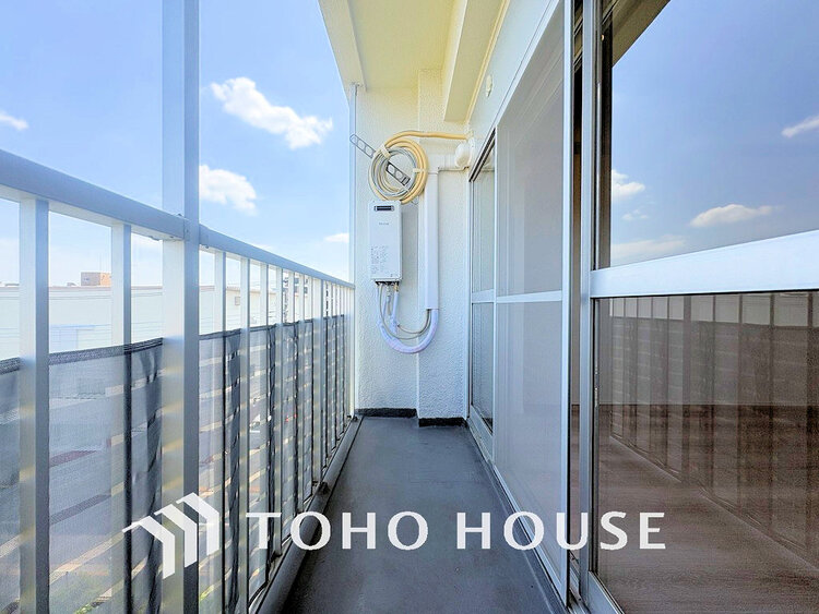 バルコニー 日当たりの良いバルコニーで晴れの日の洗濯物も楽しみになりますね