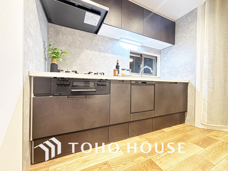 キッチン 落ち着きのあるカラーで統一された清潔感と気品が溢れるキッチン