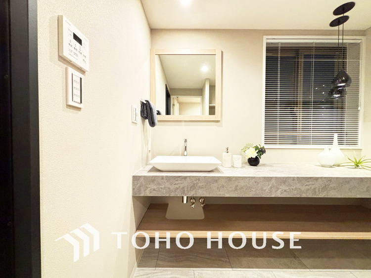 洗面 落ち着きのある色合いでまとめられた洗面室