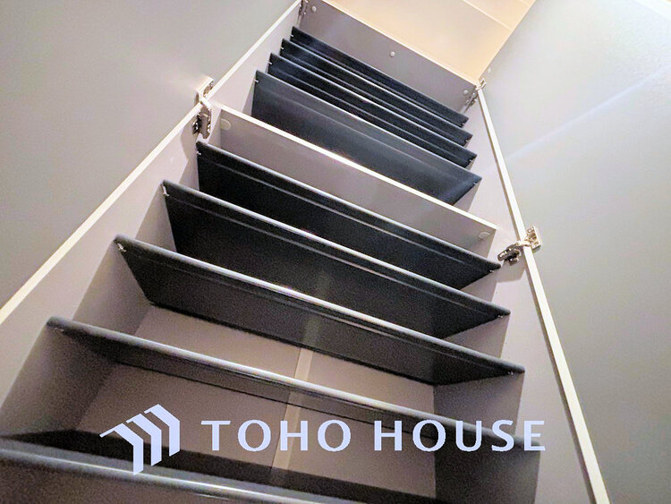 玄関 天井まである玄関収納はご家族分の履物も余裕で収納可能