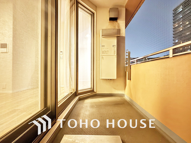 バルコニー 日当たりの良いバルコニーで晴れの日の洗濯物も楽しみになりますね