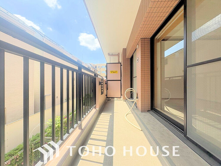 バルコニー 日当たりの良いバルコニーで晴れの日の洗濯物も楽しみになりますね