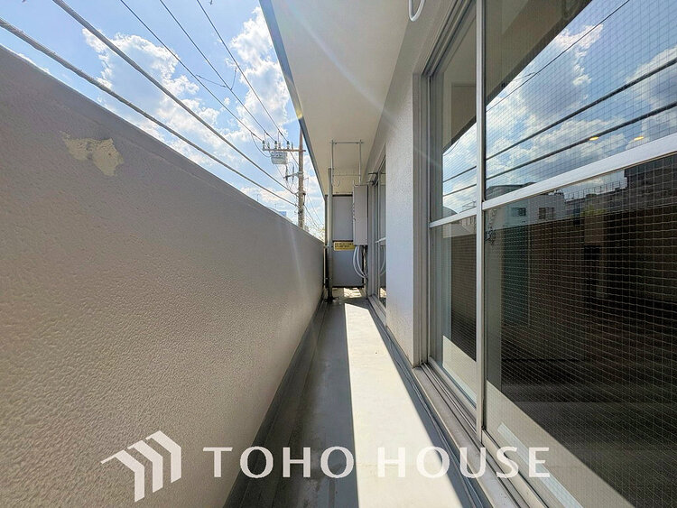 バルコニー 日当たりの良いバルコニーで晴れの日の洗濯物も楽しみになりますね