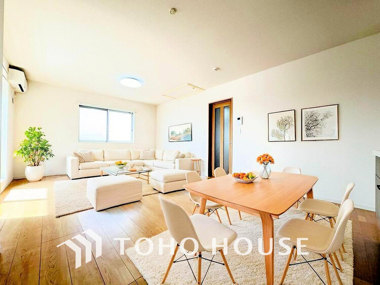 内装 広がりのある住空間、家族が集まるリビング・ダイニング(家具は全てCGです)