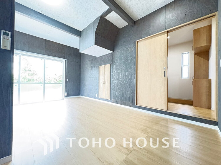 内装 採光もある洋室は、くつろぎのひと時を過ごすのにぴったり