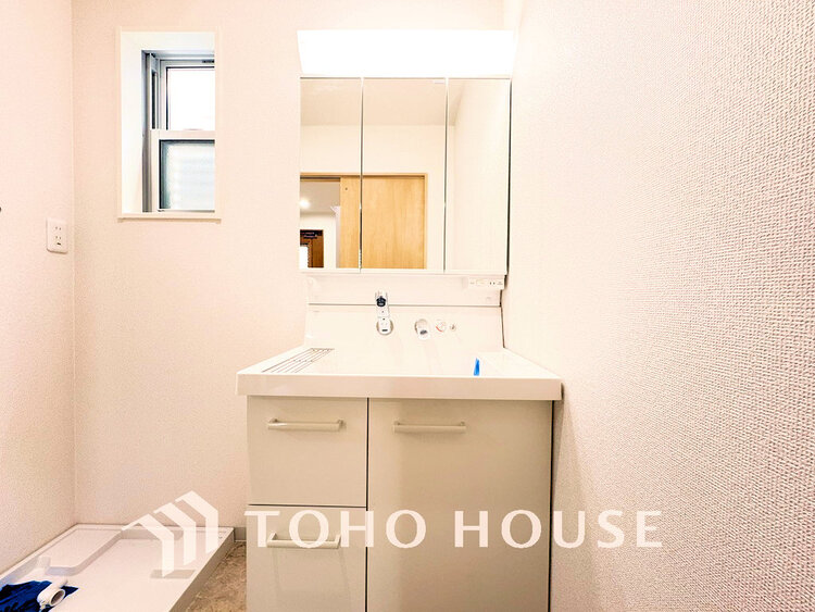 洗面 洗面台には三面鏡を採用。身だしなみを整えやすく収納量も良好です