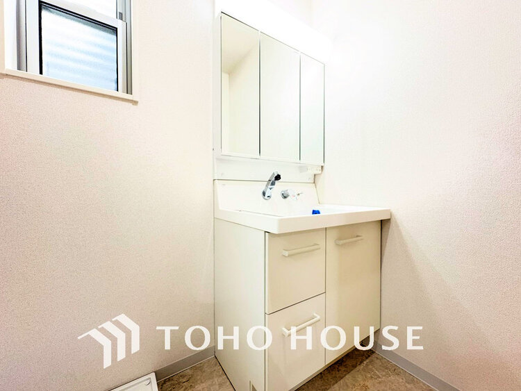 洗面 落ち着きのある色合いでまとめられた洗面室