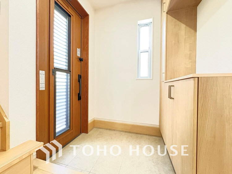 玄関 飾リ過ぎないシンプルな内装と偏り過ぎないデザインの玄関