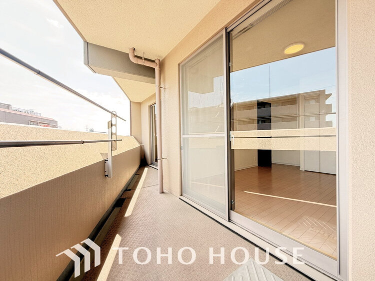 バルコニー 日当たりの良いバルコニーで晴れの日の洗濯物も楽しみになりますね