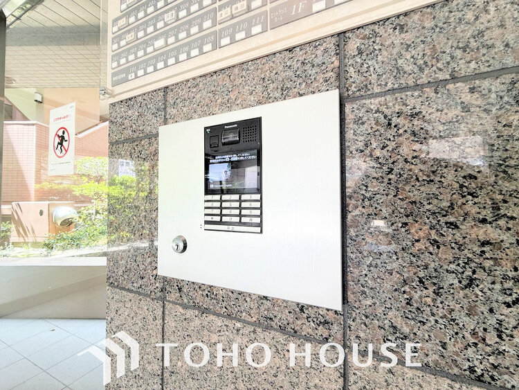 その他 エントランスはオートロック完備で安心のセキュリティ