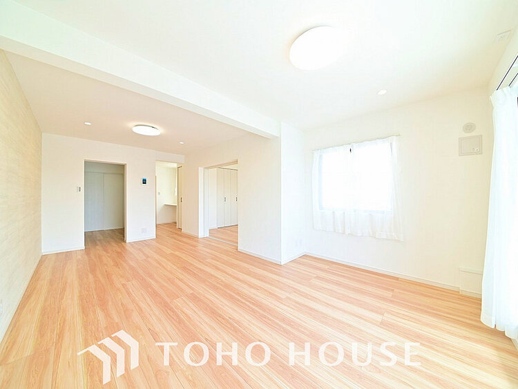 内装 広がりのある住空間、家族が集まるリビング・ダイニング