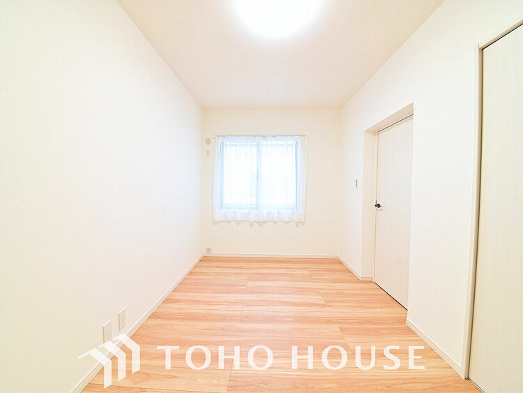 内装 採光もある洋室は、くつろぎのひと時を過ごすのにぴったり