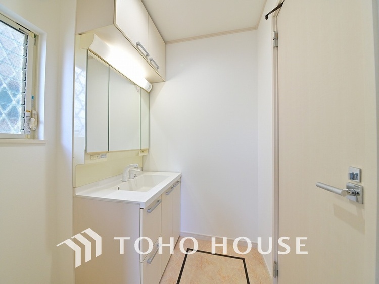 洗面 洗面台には三面鏡を採用。身だしなみを整えやすく収納量も良好です