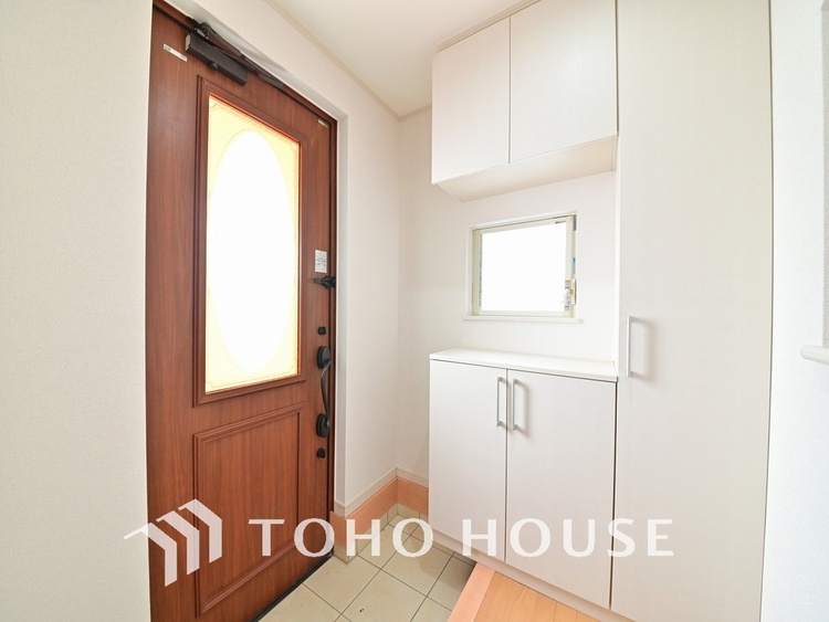 玄関 飾リ過ぎないシンプルな内装と偏り過ぎないデザインの玄関