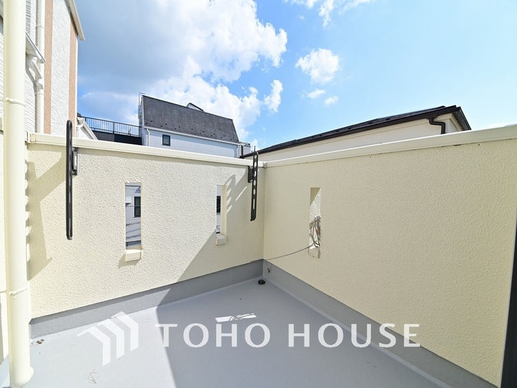 バルコニー 日当たりの良いバルコニーで晴れの日の洗濯物も楽しみになりますね