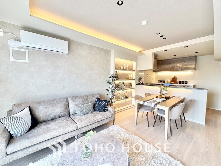 内装 ここにはみんなが集い、食事と楽しい会話が始まる。話に夢中になりすぎて、ついつい時を忘れ夜半過ぎになってしまう。そんな束の間の幸せを感じさせてくれる場所でありたい。　