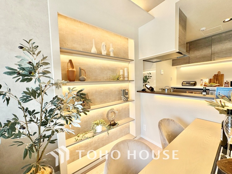 内装 時を超えて愛されるデザインが、日常を特別なひとときへと昇華させます。この場所から、心満たされる豊かな食卓が始まります。