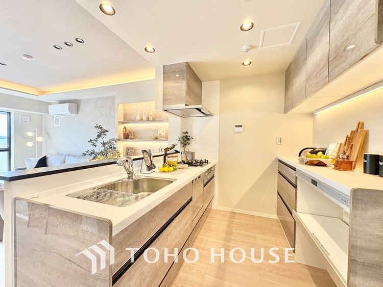 キッチン 上質な素材に囲まれたキッチンは、穏やかな時間が流れる特別な空間。洗練された料理が生まれる場所です。