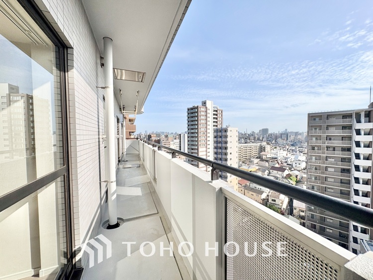 バルコニー バルコニーからの眺望は開放感にあふれ、心安らぐひととき。