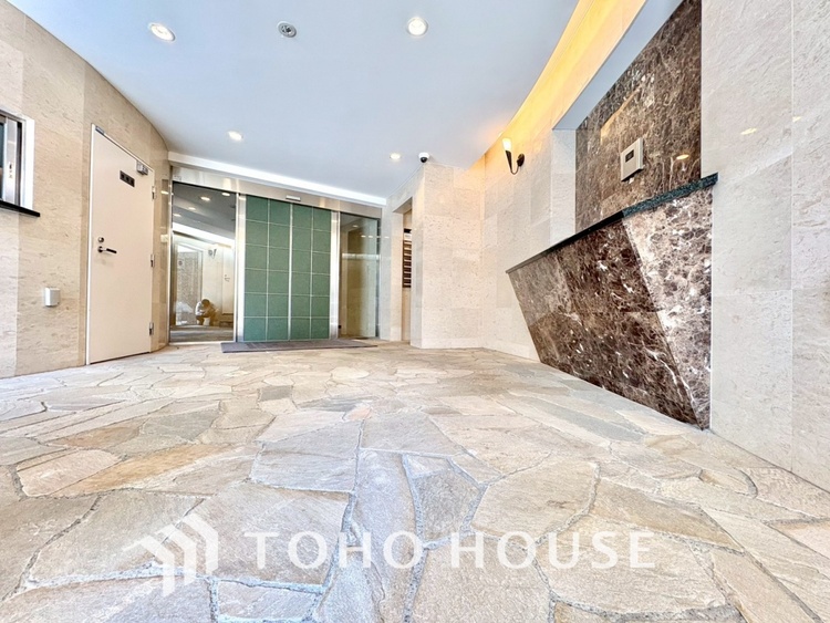 エントランス 【ENTRANCE】◆家族◆家で家族と過ごす時間は限られている。帰りを待つ家族の元へと急ぐときの弾む思い。そんな思いを引き立てる邸宅。