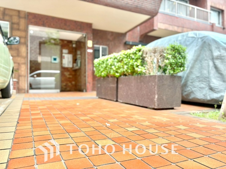 エントランス 【ENTRANCE】◆家族◆家で家族と過ごす時間は限られている。帰りを待つ家族の元へと急ぐときの弾む思い。そんな思いを引き立てる邸宅。