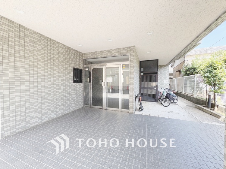 エントランス 【ENTRANCE】◆家族◆家で家族と過ごす時間は限られている。帰りを待つ家族の元へと急ぐときの弾む思い。そんな思いを引き立てる邸宅。