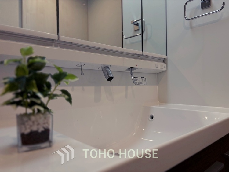 洗面 【WASHROOM】◆快適◆煌びやかな暮らしの中にも忘れたくない快適さ。大きな収納が助けてくれます。