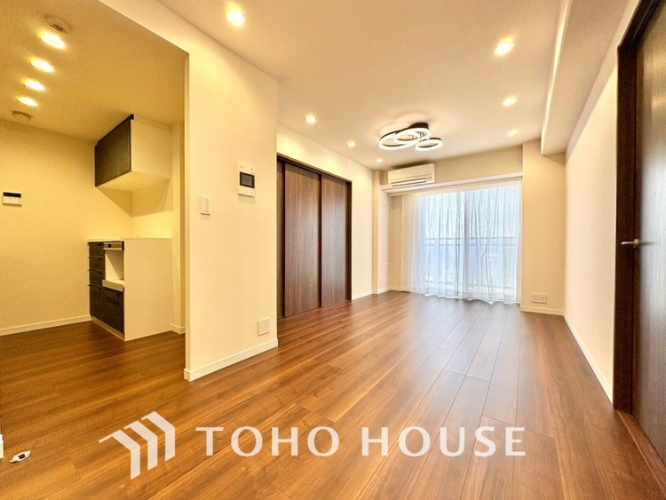 内装 【LIVING】◆眩い◆光が燦々と入り、家族の笑顔を照らす。「いつまでも続いて」と願う夢のような毎日がここにある。