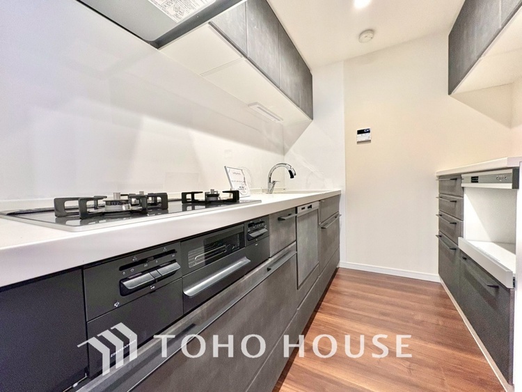 キッチン 【KITCHEN】◆ワクワク◆開放的で機能性も高いシステムキッチン。お子様は毎日のご飯にワクワク！