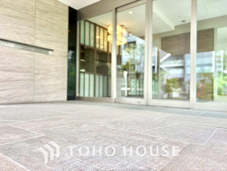 エントランス 【ENTRANCE】◆家族◆家で家族と過ごす時間は限られている。帰りを待つ家族の元へと急ぐときの弾む思い。そんな思いを引き立てる邸宅。