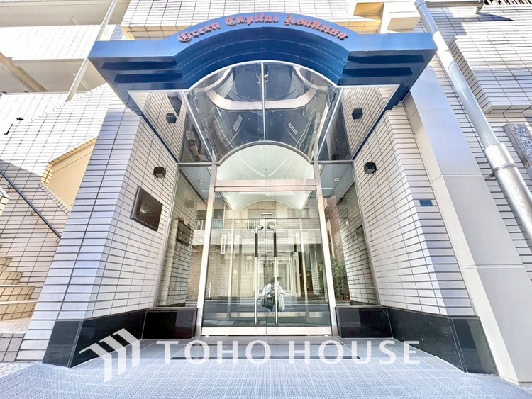 エントランス 【ENTRANCE】◆家族◆家で家族と過ごす時間は限られている。帰りを待つ家族の元へと急ぐときの弾む思い。そんな思いを引き立てる邸宅。