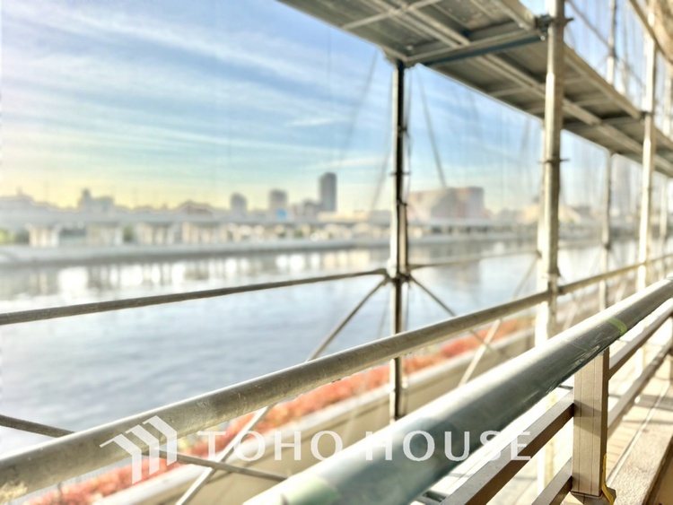 その他 【BALCONY】◆BLUE SKY◆自然の心地よさに包まれる。大開口の外に広がるのは爽やかな青空。