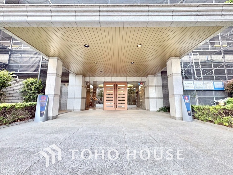 エントランス 【ENTRANCE】◆家族◆家で家族と過ごす時間は限られている。帰りを待つ家族の元へと急ぐときの弾む思い。そんな思いを引き立てる邸宅。