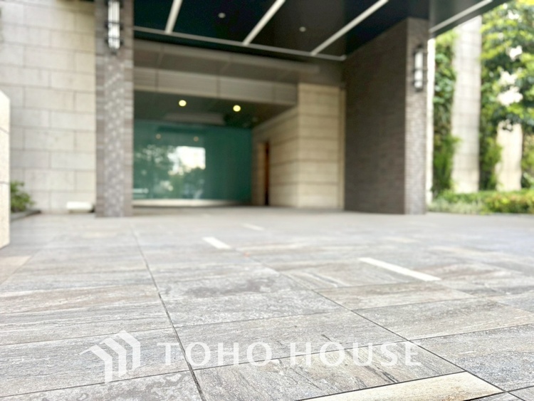 エントランス 【ENTRANCE】◆家族◆家で家族と過ごす時間は限られている。帰りを待つ家族の元へと急ぐときの弾む思い。そんな思いを引き立てる邸宅。