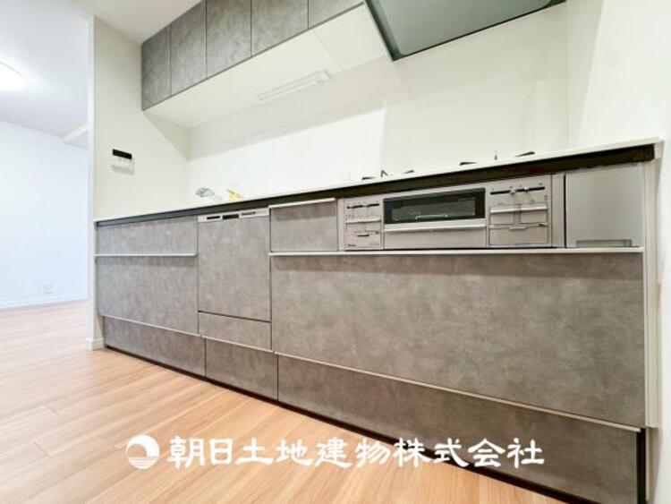 キッチン 【キッチン】住宅の主役でもあり、日常生活を過ごす上で重要な水回りでもあるからこそ機能性・デザイン性に拘りました。お掃除のしやすいシステムキッチンを設置しました。