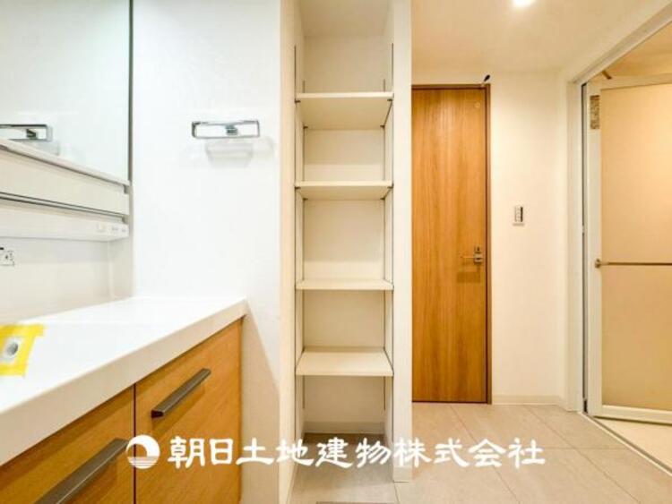 洗面 【洗面化粧台】慌ただしい1日が始まり、充実した1日の終わりを締めくくる洗面所。快適に過ごせることはもちろん、収納や機能性を兼ね備えた洗面化粧台です。